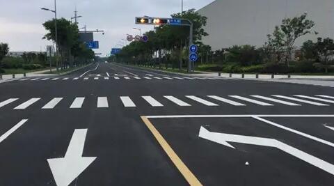 蘇州停車位劃線廠家解讀，道路交通標(biāo)志牌通常布置在什么區(qū)域？